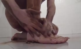 Scat on his feet